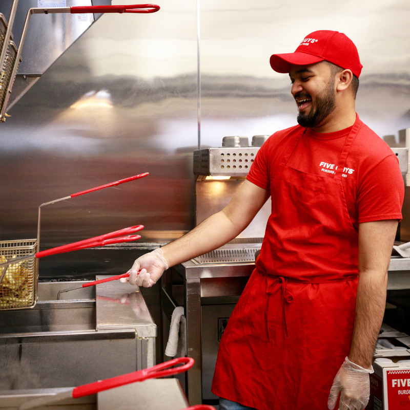 Plusieurs employés de Five Guys posent